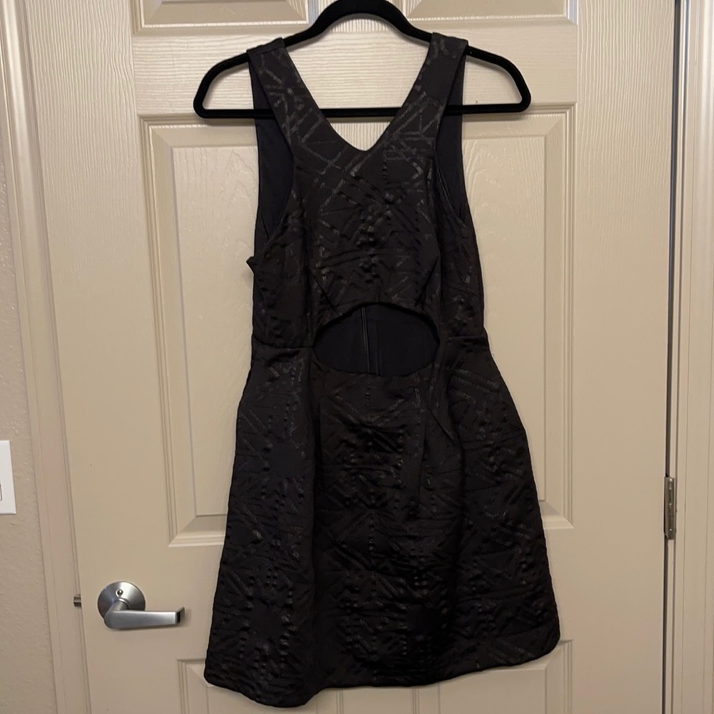 BLACK BEBE CUTOUT SCUBA GEO PRINT PARTY DRESS